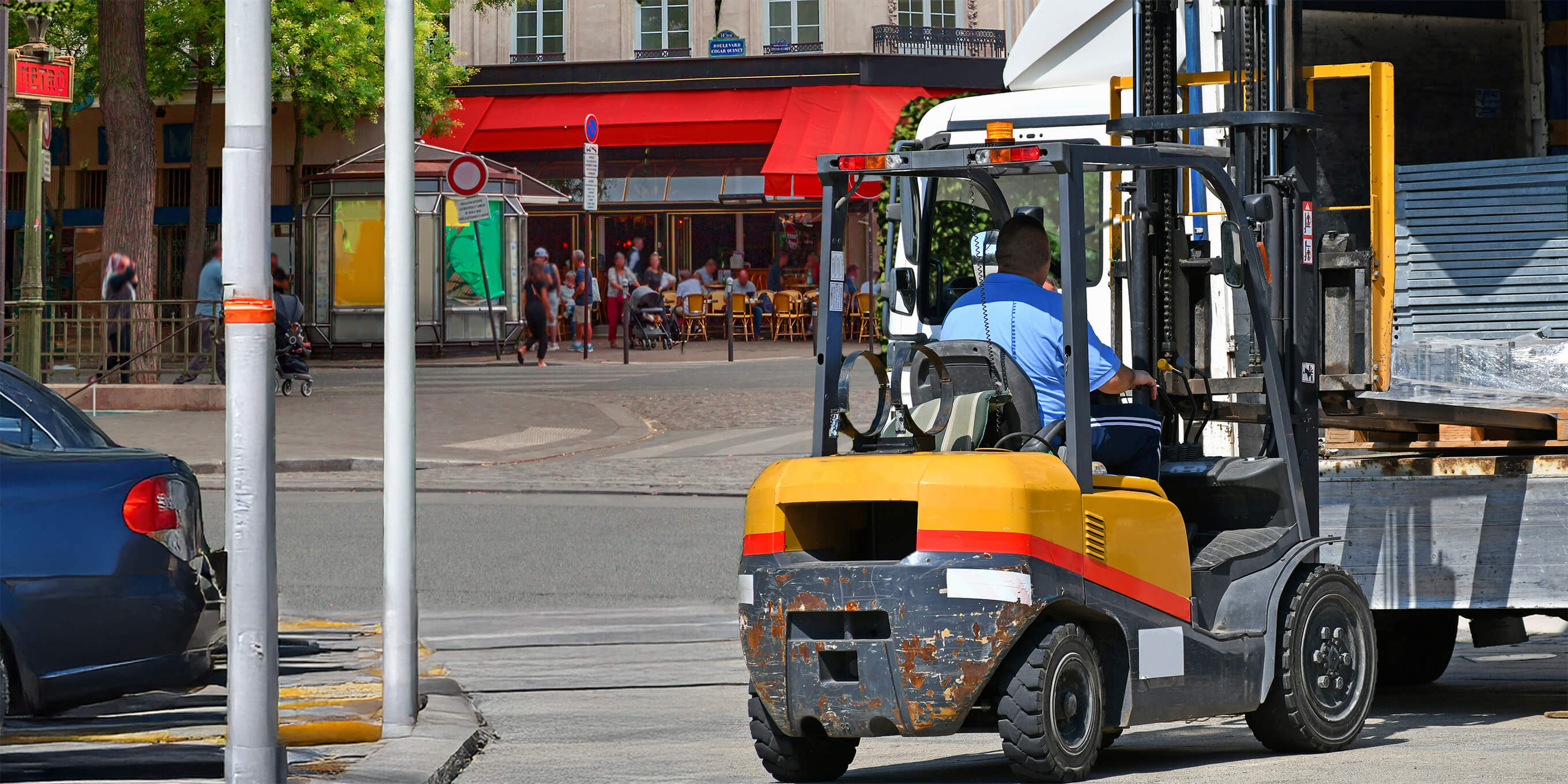 Gabelstapler im öffentlichen Straßenverkehr: Vorschriften, Technik und Fahrerqualifikation